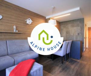 ein Wohnzimmer mit einem Sofa und einem Esszimmer in der Unterkunft ALPINE HOUSE - Dolomiti Affitti in Cavalese