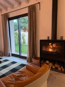 sala de estar con chimenea y ventana grande en La Alberca 2 Casa para parejas con piscina, en Tenzuela