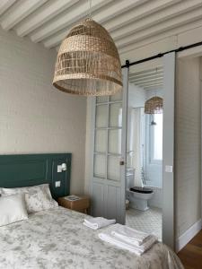 a bedroom with a bed and two lamps and a bathroom at Espectacular apartamento en el centro de la ciudad in A Coruña