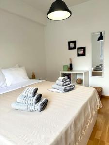 ein Schlafzimmer mit einem Bett mit drei Handtüchern darauf in der Unterkunft Urban 3 - Apartment for modern nomads in Skopje