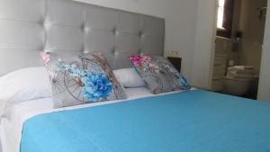 A bed or beds in a room at Apartamentos Ilíberis