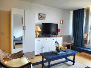 a living room with a tv and a table at Studio Villard-de-Lans, 1 pièce, 5 personnes - FR-1-761-24 in Villard-de-Lans