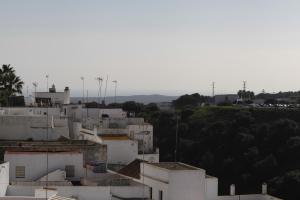 un grupo de edificios blancos en una ciudad en Apartamentos Casamonteymar Bas-Ser, en Vejer de la Frontera