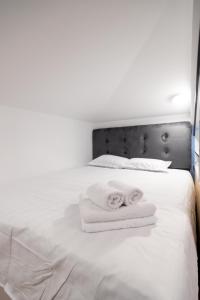 Un pat sau paturi într-o cameră la Mansarda Cotroceni