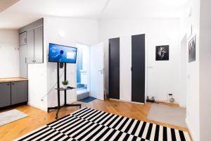 sala de estar con alfombra blanca y negra en Mansarda Cotroceni, en Bucarest