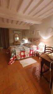 基安奇安諾泰爾梅的住宿－Casa le Mura chianciano terme，一间卧室配有两张床和一张桌子
