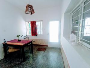 ein Esszimmer mit einem Tisch und einem Fenster in der Unterkunft Casa Antigua 'LEON' in Mendoza