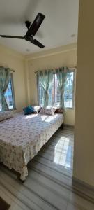 Ein Bett oder Betten in einem Zimmer der Unterkunft Gour Gadadhar Guest House