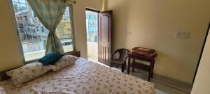 Ein Bett oder Betten in einem Zimmer der Unterkunft Gour Gadadhar Guest House