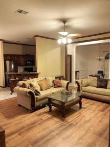 een woonkamer met een bank en een salontafel bij Spacious Oasis - 4 BDRM Top Luxury Home in Edmond! in Edmond