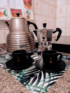 einen Wasserkocher und zwei Tassen auf der Theke in der Unterkunft Casa Antigua 'LEON' in Mendoza