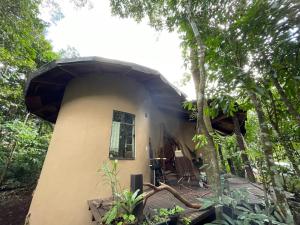 una pequeña casa en medio de un bosque en Cantos da Mata en Chapada dos Guimarães