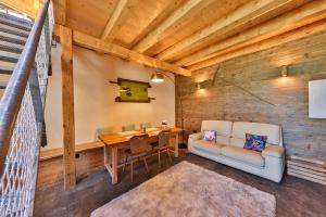 ein Wohnzimmer mit einem Sofa und einem Tisch in einer Hütte in der Unterkunft ESCALE CAB'ÂNE in Mittlach