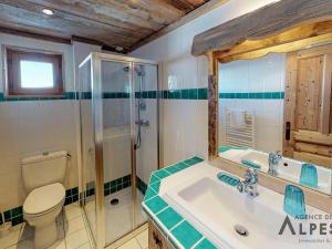 bagno con lavandino, servizi igienici e specchio di Appartement Les Menuires, 8 pièces, 15 personnes - FR-1-452-108 a Les Menuires