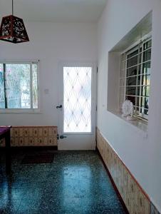 Zimmer mit 2 Fenstern und blauem Boden in der Unterkunft Casa Antigua 'LEON' in Mendoza