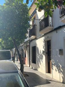 een auto geparkeerd in een straat naast een gebouw bij Balcon San Rafael in Córdoba