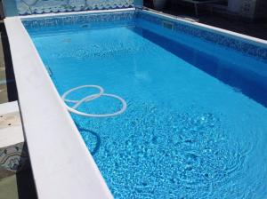 Una piscina de agua azul con una manguera. en bb la guardiia, en Anacapri