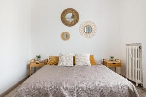 um quarto com uma cama e um espelho na parede em Le Steel-Appart Cosy tout neuf-WIFI-NETFLIX em Terrenoire