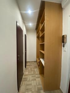 um corredor com um armário e uma porta para um quarto em Trieda SNP em Košice