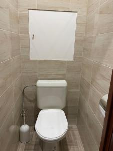 uma casa de banho com um WC branco num quarto em Trieda SNP em Košice