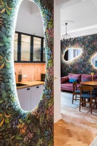 Il comprend une cuisine et un salon avec un mur coloré. dans l'établissement Flora Design Old Town- Free Parking, à Cracovie
