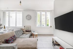 TerrenoireにあるLe Steel-Appart Cosy-Parking-WIFI-NETFLIXのソファと薄型テレビのあるリビングルーム