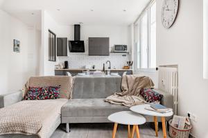 TerrenoireにあるLe Steel-Appart Cosy-Parking-WIFI-NETFLIXのリビングルーム(グレーのソファ付)、キッチンが備わります。 +7枚の写真