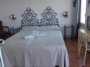 Un dormitorio con una cama con una toalla blanca. en bb la guardiia, en Anacapri