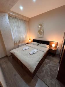 茲拉蒂博爾的住宿－Apartman Rekić 23 Gondola，一间卧室配有一张大床和两条毛巾