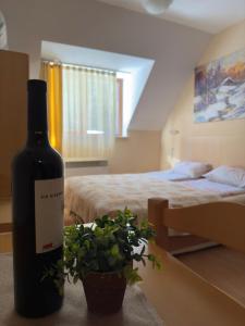 Una botella de vino y una maceta en un dormitorio en Castle Romance - Pamporovo, en Pamporovo
