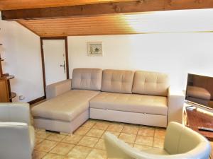 sala de estar con sofá y mesa en Appartement Morzine, 3 pièces, 8 personnes - FR-1-524-2, en Morzine