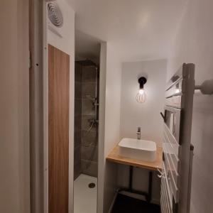 La salle de bains est pourvue d'un lavabo et d'une douche. dans l'établissement APPARTEMENT 310 ECRIN D'HUEZ, à L'Alpe-d'Huez