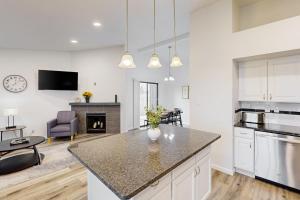 cocina con encimera y sala de estar. en Warm Rays by Lewisville Lake, en The Colony