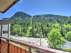 a balcony with a view of a parking lot at Appartement Morzine, 2 pièces, 6 personnes - FR-1-524-19 in Morzine