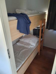 Zimmer mit 2 Etagenbetten in einem Zimmer in der Unterkunft Chalet Overtime in Buren