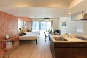 cocina y sala de estar con 1 cama en una habitación en Modelo Sangenjaya - Vacation STAY 15699, en Tokio