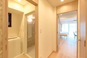 un pasillo con una puerta que conduce a una sala de estar en Modelo Sangenjaya - Vacation STAY 15699, en Tokio