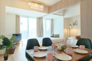 un comedor con mesa y sillas y un dormitorio en Modelo Sangenjaya - Vacation STAY 15700, en Tokio