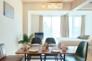 sala de estar con mesa y sillas en Modelo Sangenjaya - Vacation STAY 15700, en Tokio