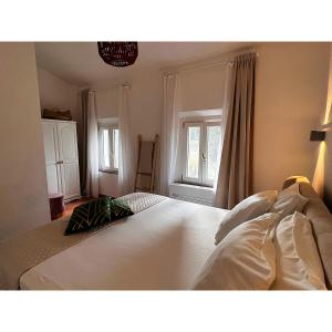 Posteľ alebo postele v izbe v ubytovaní Villa Casa Collina Castelfalfi with amazing salt waterpool & AIRCO & VIP service