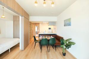 Habitación con mesa, sillas y cama en Modelo Sangenjaya - Vacation STAY 15700, en Tokio