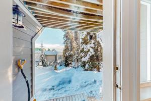 ビッグ・ホワイトにあるSnowCrest Village, Unit 5の雪に覆われた庭を望む窓