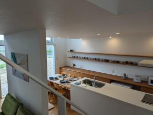 kuchnia ze zlewem i blatem w obiekcie One House Naganuma MAOI - Vacation STAY 09878v w mieście Naganuma