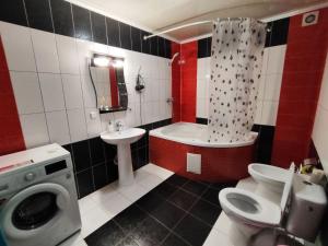 マイコリチンにあるBerlogaのバスルーム(トイレ、洗面台、シャワー付)