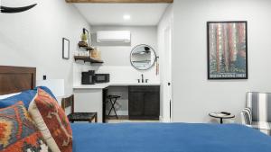 ein Schlafzimmer mit einem Bett und einem Kamin in der Unterkunft The Rae | Sequoia Motel RM 5 in Three Rivers