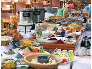 un buffet con muchos platos de comida en una mesa en Kaikyo View SHIMONOSEKI - Vacation STAY 13686v, en Shimonoseki