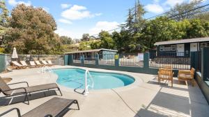 einen Pool mit Stühlen und eine Terrasse mit in der Unterkunft The Rae | Sequoia Motel RM 5 in Three Rivers
