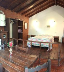 um quarto com uma cama e piso em madeira em Cabañas Mar Azul em Mar Azul