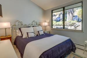 1 dormitorio con cama y ventana grande en Lakefront Incline Village Condo with Private Deck!, en Incline Village