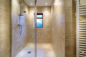 佩倫波斯的住宿－Shilbury Retreat Cottage，带淋浴的浴室和玻璃门